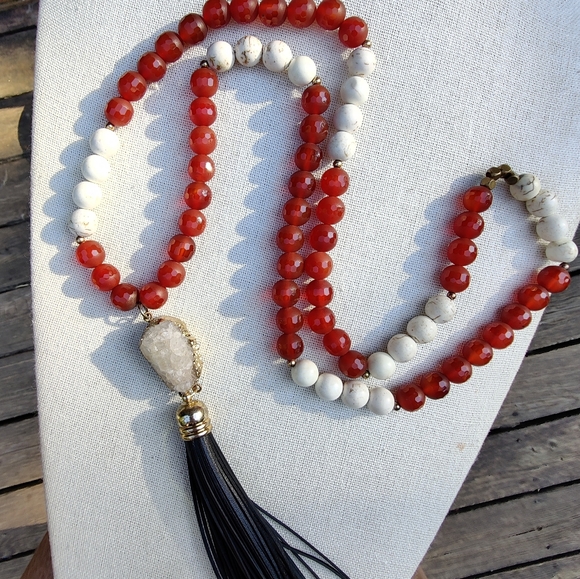 Boho 30" red jade and white howlite turquoise druzy tassel necklace - Picture 3 of 16